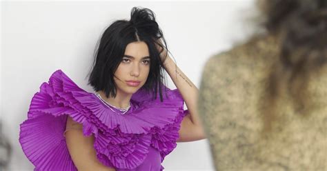 Dua Lipa Shares Stunning Poolside Pics In Tiny。